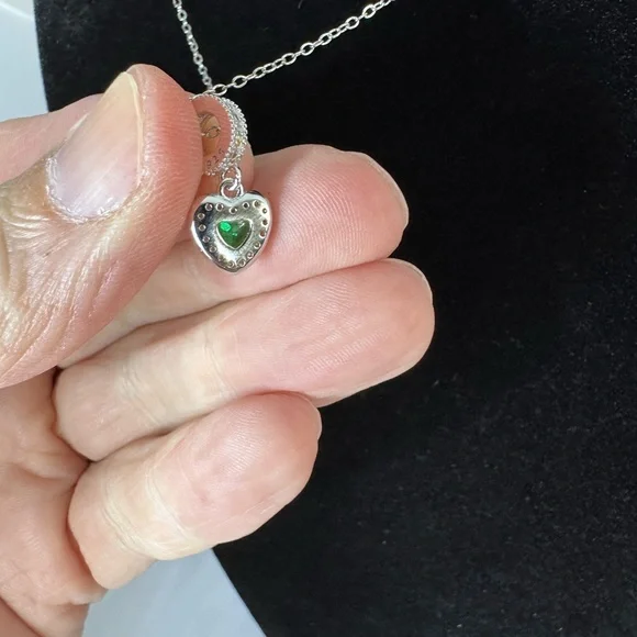 Elegant Silver Necklace with Green Heart Pendant - Picture 5 of 6
